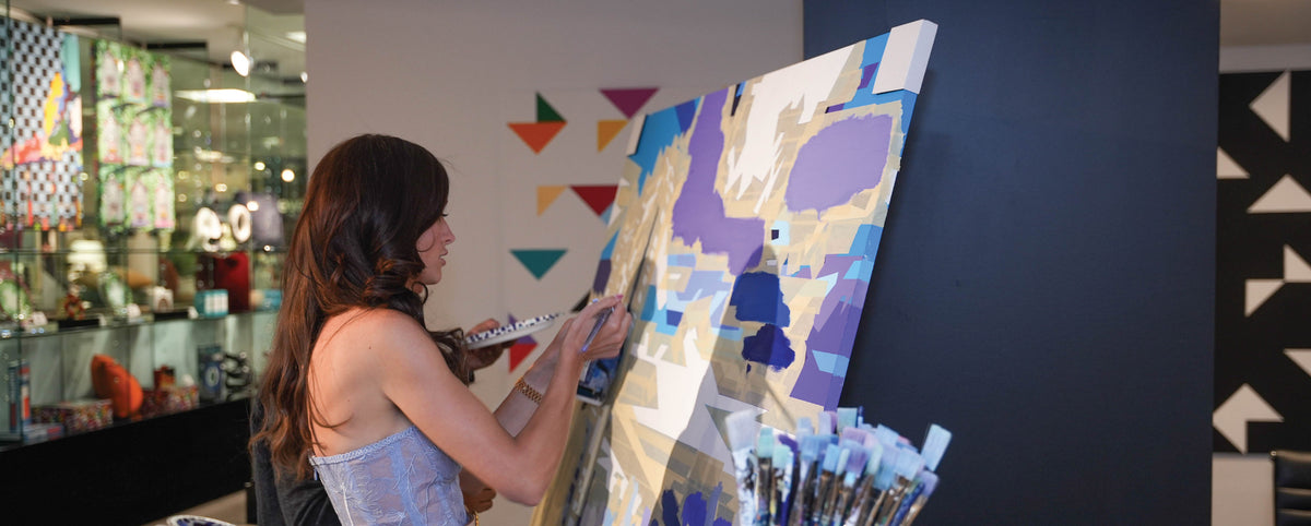 Elizabeth Sutton painting live at an event