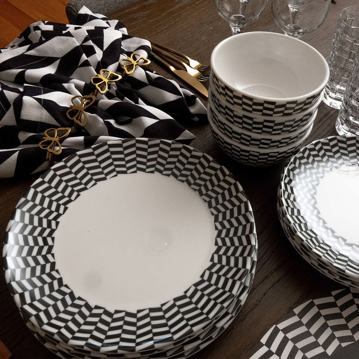 Black & White Chevron Melamine Dinner Plates, Set of 4