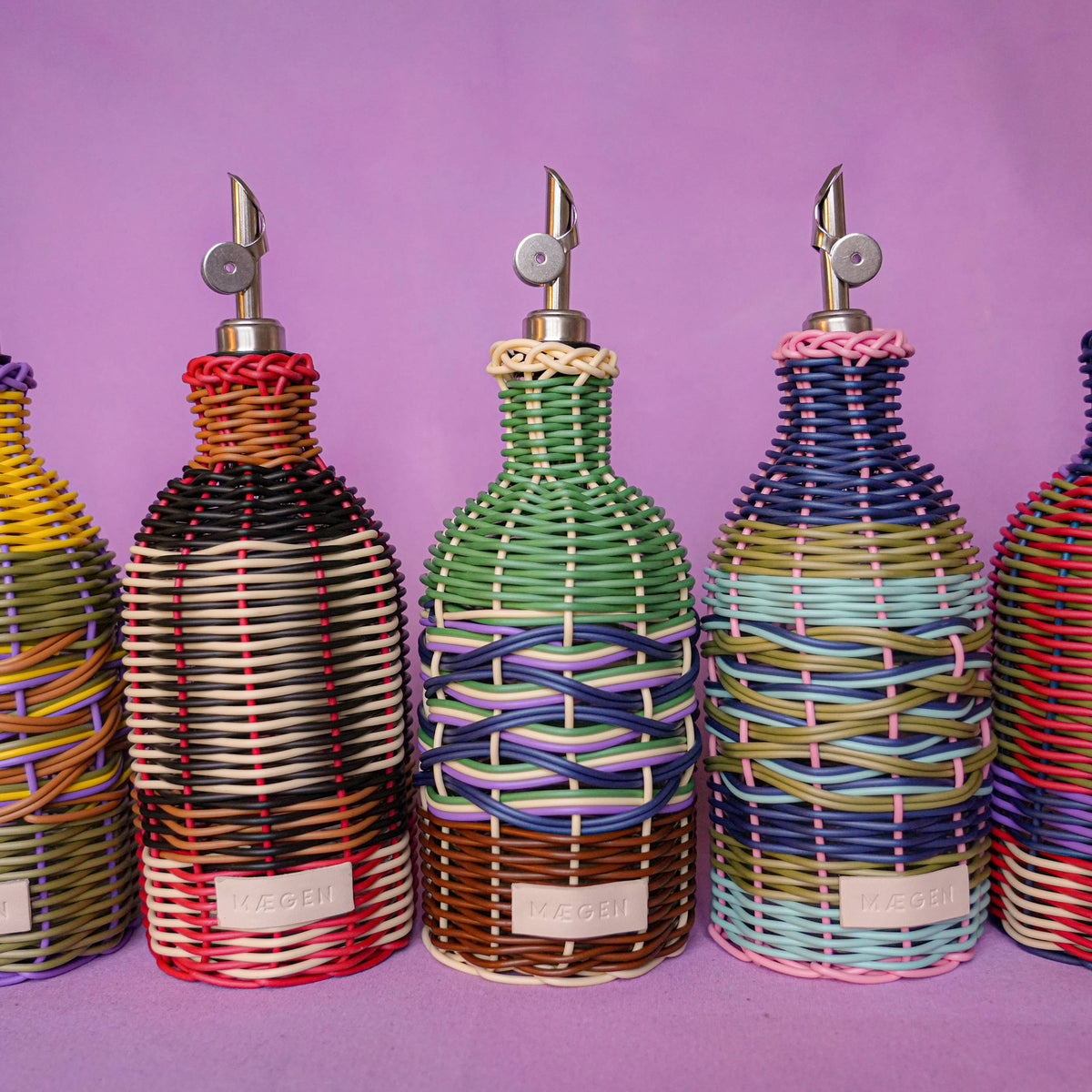Black and Cream Woven Oil Pourer